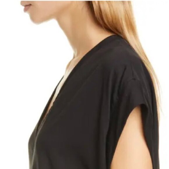 Le Mid Rise V-Neck Tee In Black - Picture 2 of 9
